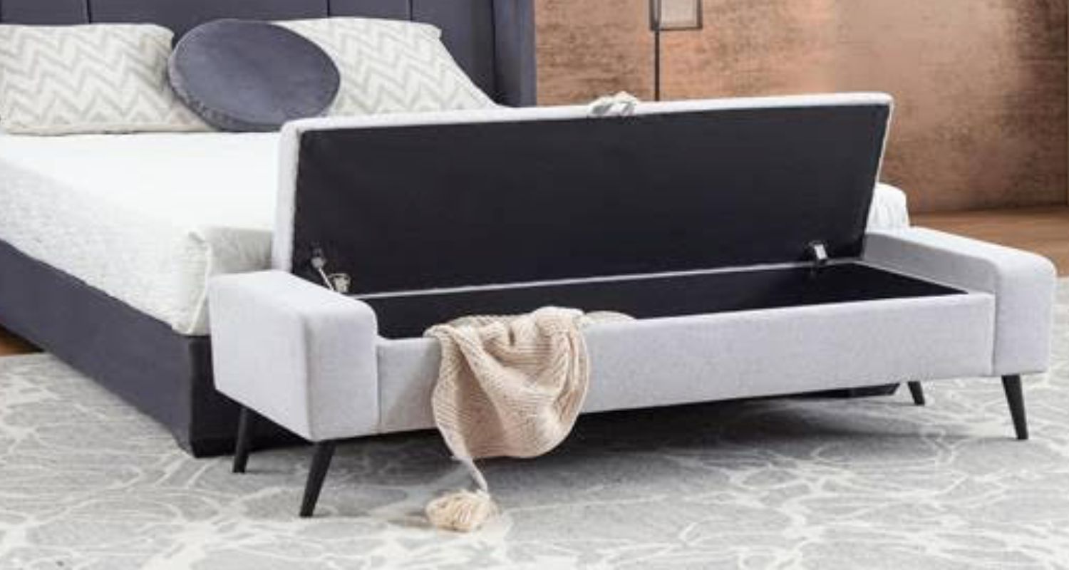 Bancos, baúles u otomanes con espacio interno se han convertido en piezas clave dentro del dormitorio contemporáneo.