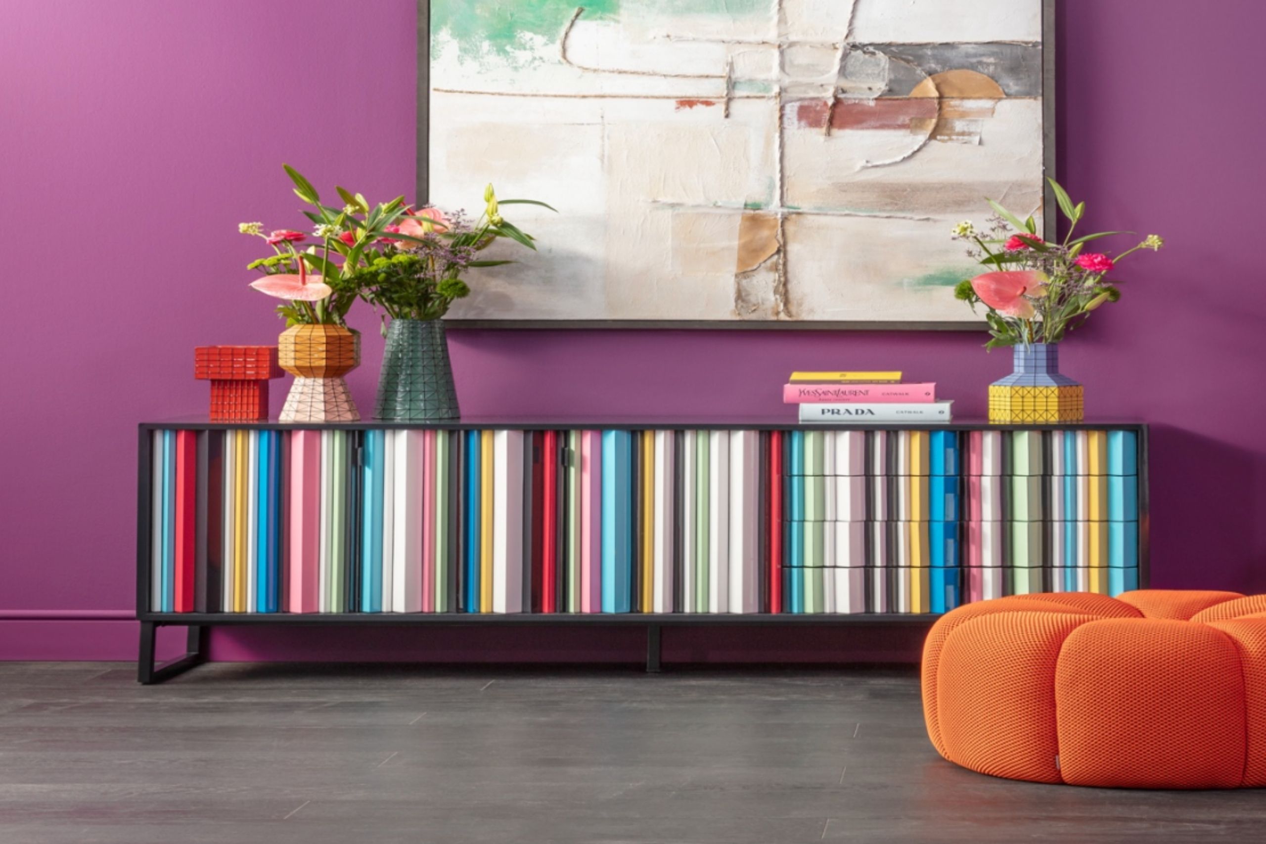 Destaca por su composición geométrica y uso del color, ideal para añadir dinamismo a salas o comedores.
