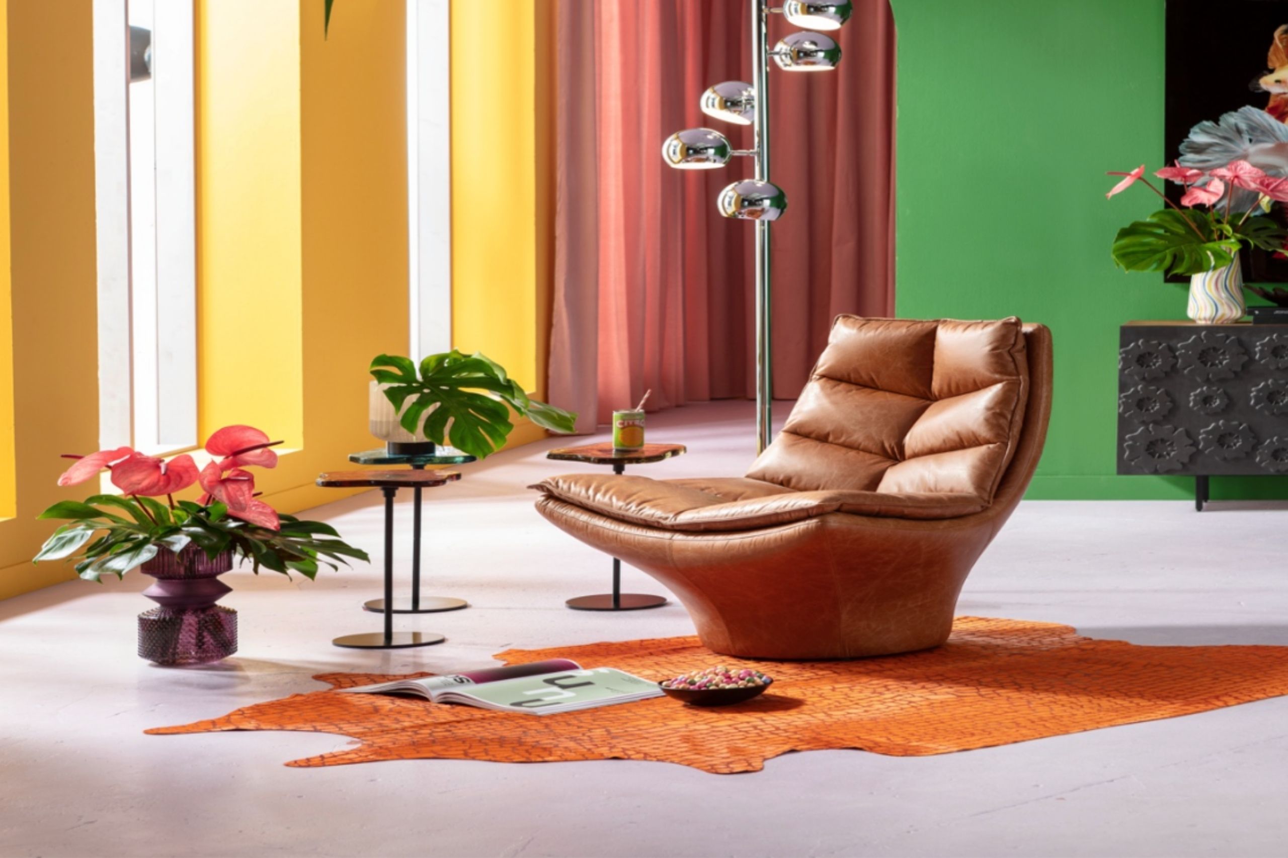 Sillón Bridge es una pieza que suma sofisticación a cualquier espacio, ideal como acento en salas, recámaras o estudios.