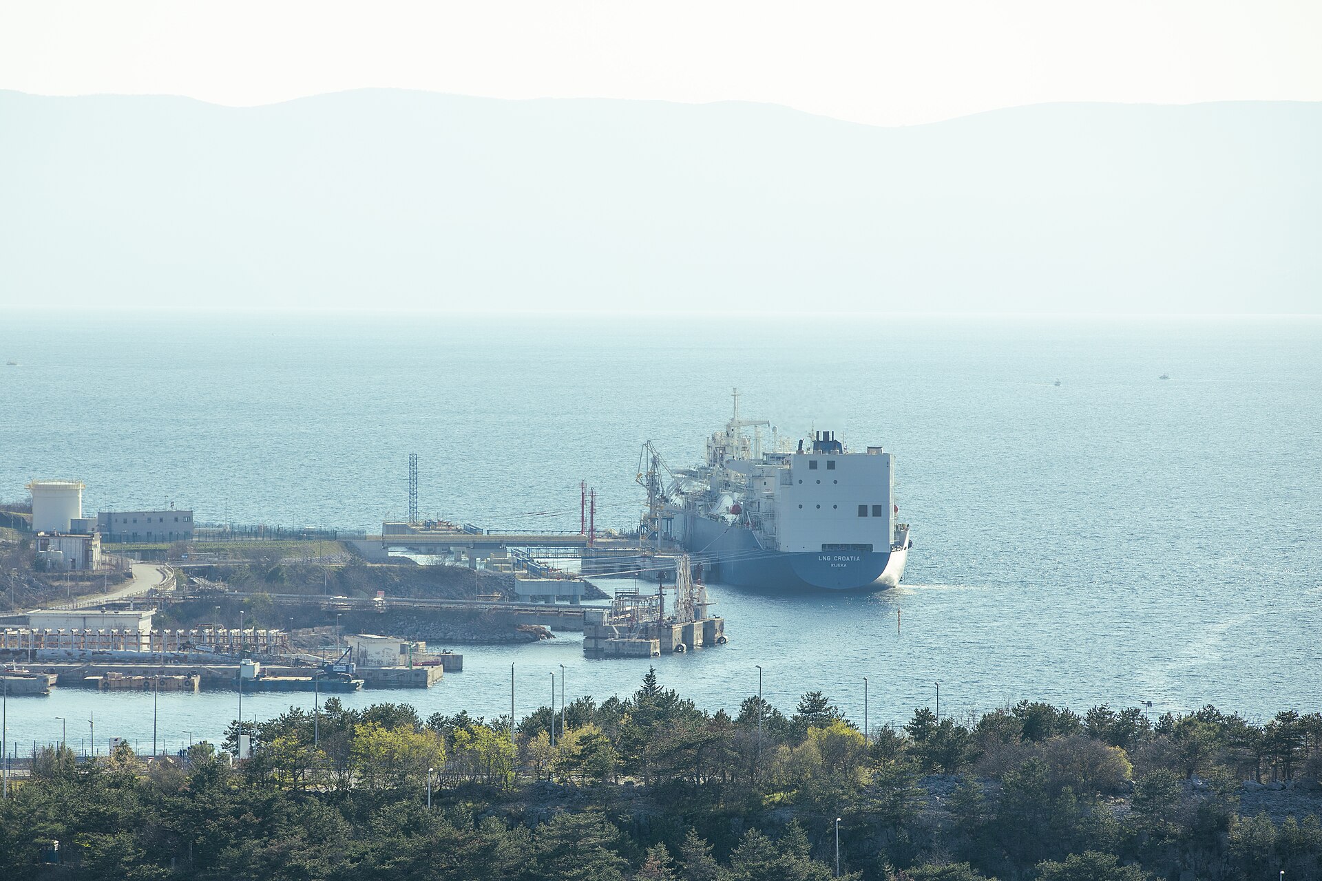 Buque tanque de petróleo y gas navegando en mar abierto