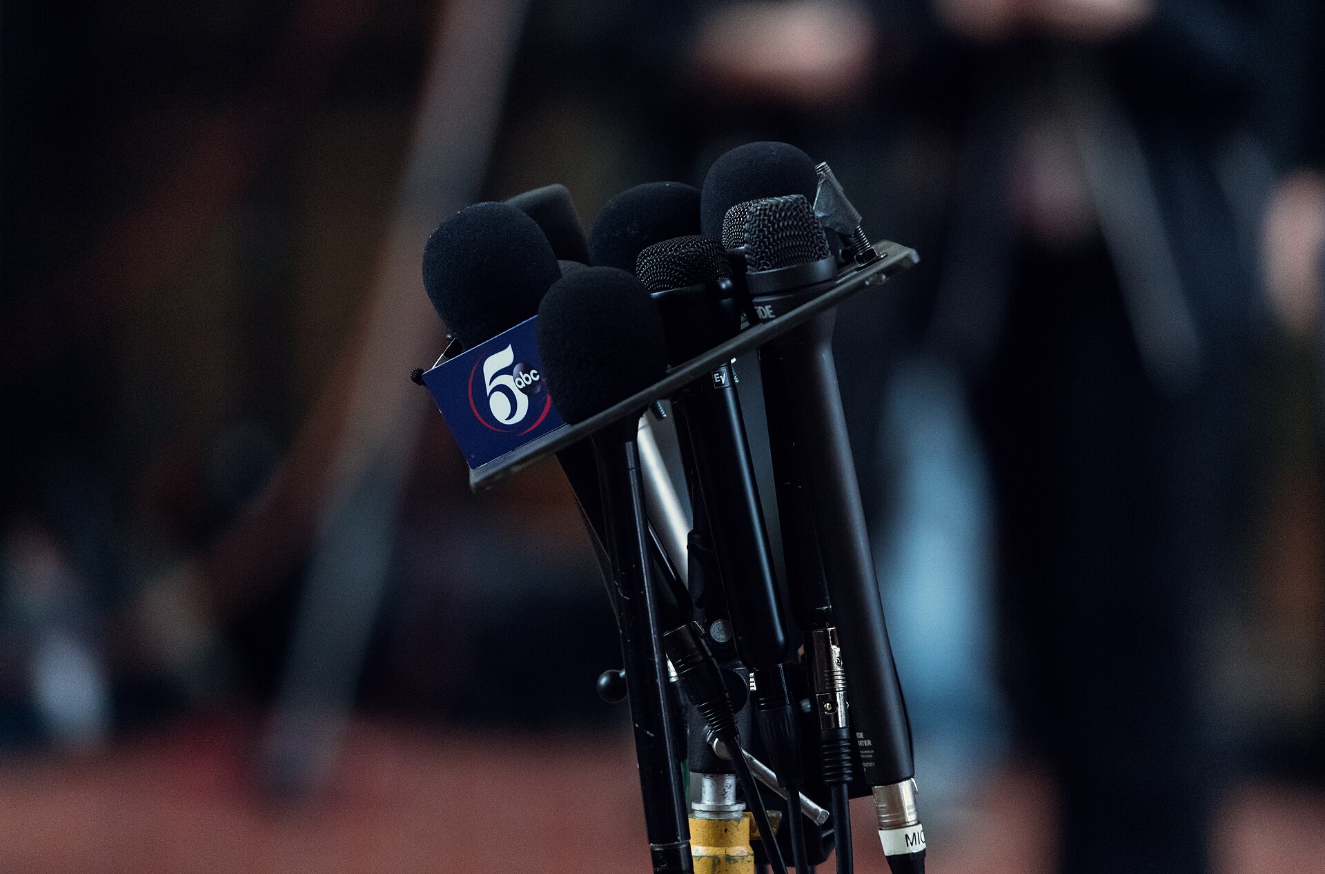 Micrófonos de medios en una conferencia de prensa